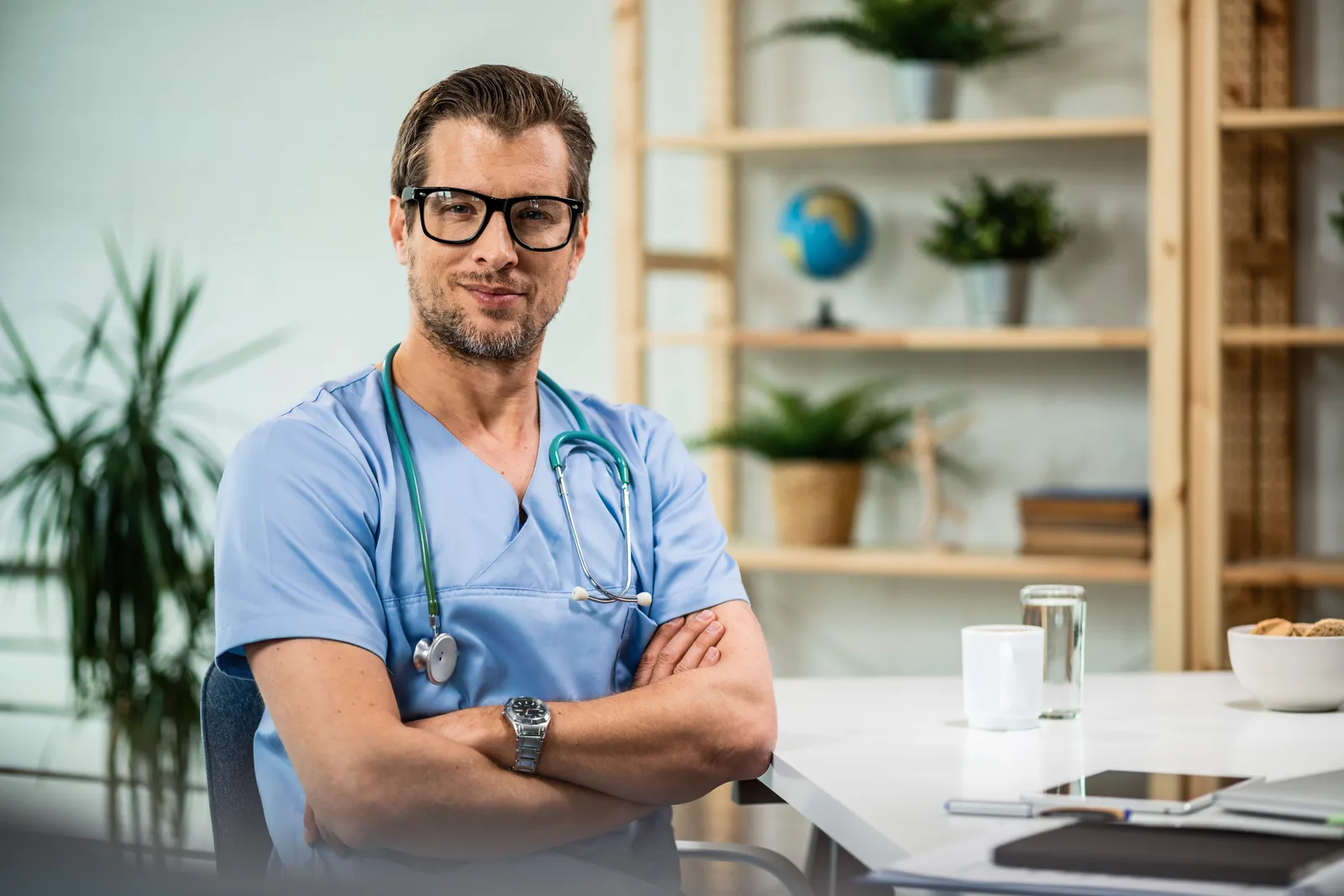 Klinikte güven veren uzman doktor portresi